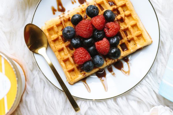 belgium Blueberries breakfast delicious Flat lay food Fresh Fruit Plate raspberry Spoon syrup Top View free photo CC0