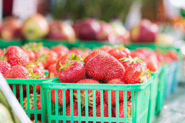 apples basket berries bokeh Close-Up Eat Fresh Fruit Market Natural Organic red Strawberries sweet free photo CC0