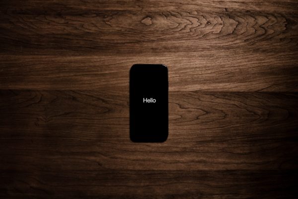 picography-black-smartphone-displays-the-word-hello-600x400.jpg