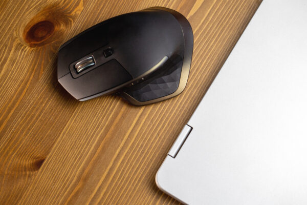 picography-flat-lay-laptop-mouse-desk-600x400.jpg