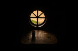 picography-light-on-a-wooden-table-and-mug