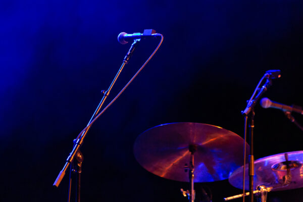 picography-concert-stage-microphone-600x400.jpg