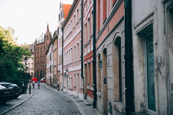 picography-cyclists-cobbled-street-600x400.jpg