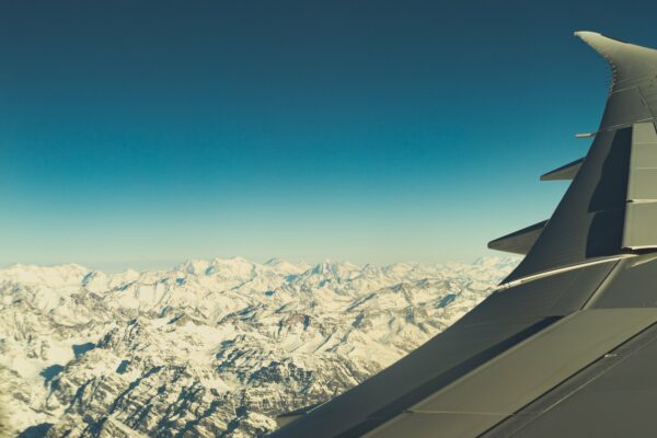 picography-snowy-peaks-from-aircraft-window-600x400.jpg