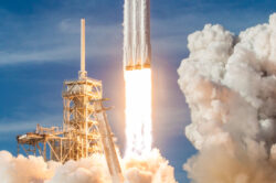 picography-spacex-rocket-liftoff