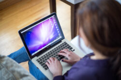 picography-laptop-work-home-woman