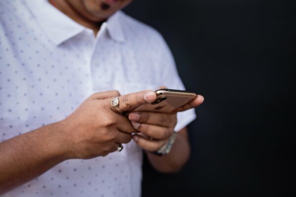 picography-hands-holding-a-phone-600x400.jpg