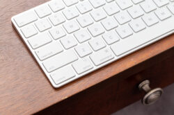 picography-keyboard-wooden-desk